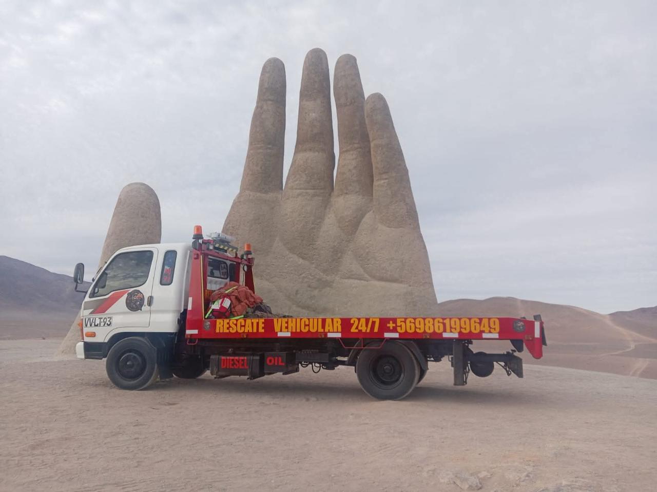 Grúa de Rescate Vehicular Stinger en ruta junto a la Mano del Desierto